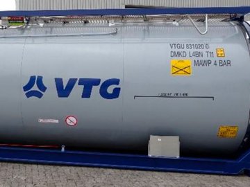 Grauer Tankcontainer auf Boden mit blauem VTG-Logo
