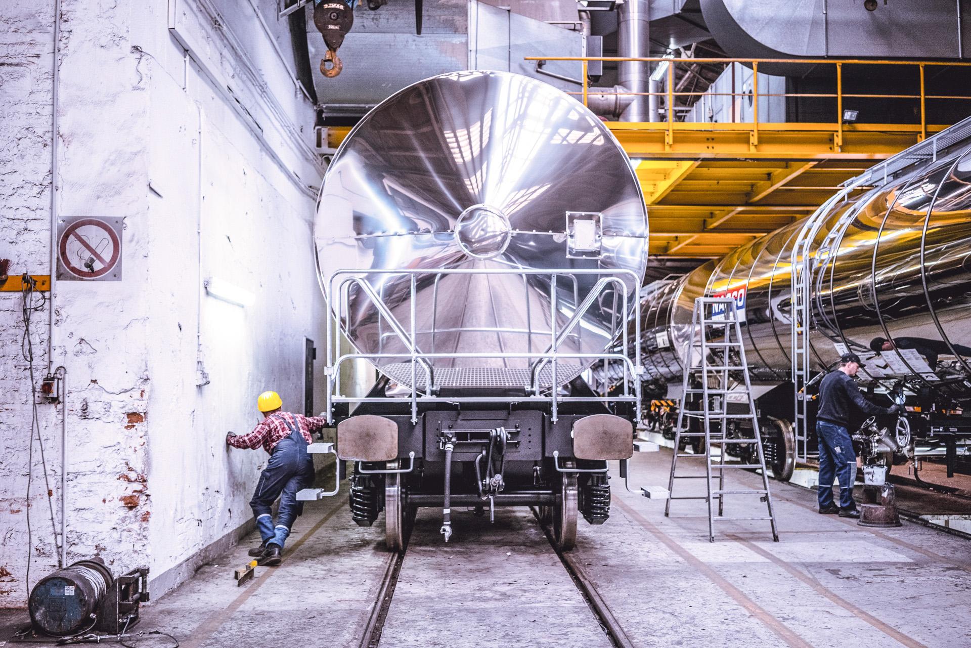 Chemie-Kesselwagen auf dem Werksgelände