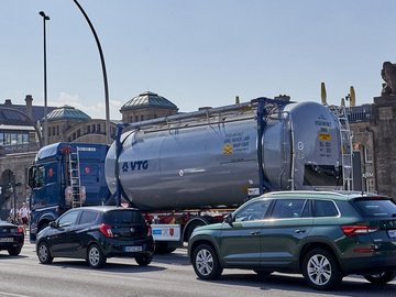 VTG tank container on a blue truck in front of the Landungsbrücken in Hamburg.