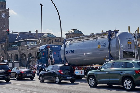 VTG tank container on a blue truck in front of the Landungsbrücken in Hamburg.