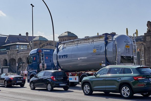 VTG tank container on a blue truck in front of the Landungsbrücken in Hamburg.