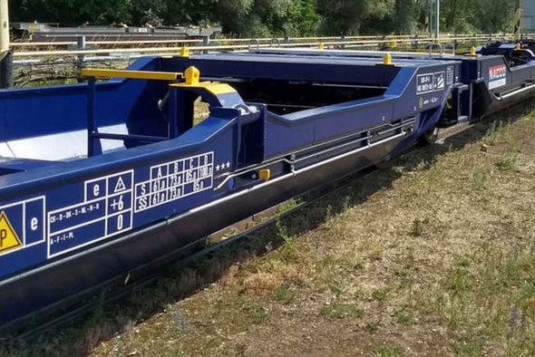 Interlocking blue bag wagons with yellow accents.