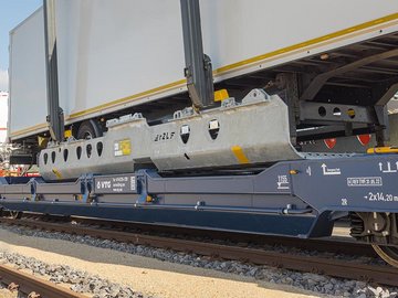 Blauer Taschenwagen, mit Korb und weißem Trailer