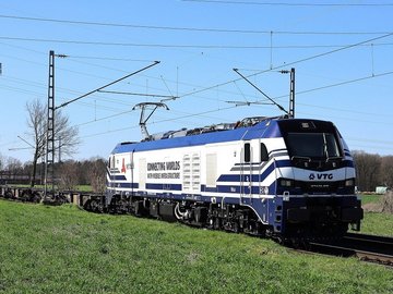 Retrack locomotive with intermodal wagons behind