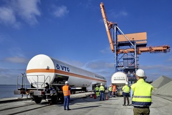 LNG-Kesselwagen im Hintergrund 