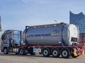 Gray VTG tank container on a blue truck in front of the Elbphilarmonie concert hall in Hamburg.