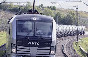 Retrack locomotive pulls VTG tank wagon on track