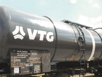 Dark gray mineral oil car with VTG logo.