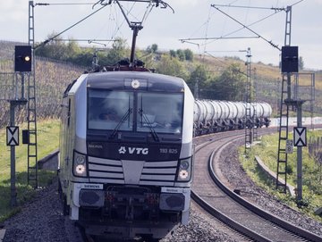 VTG-Train connected to multiple wagons on a railtrack