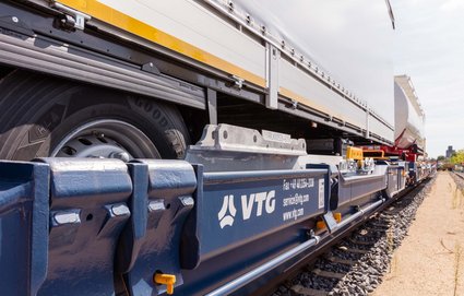 Intermodal wagon with r2l platform and semi-trailer on rail