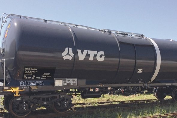 Dark gray mineral oil car with VTG logo.