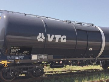Dark gray mineral oil car with VTG logo.