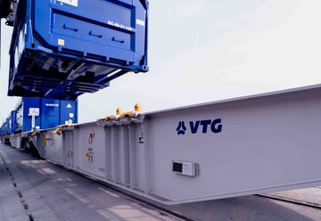 Container is lifted onto a wagon