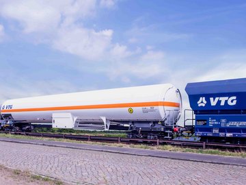 Attached white VTG tank wagon and blue standard freight wagon