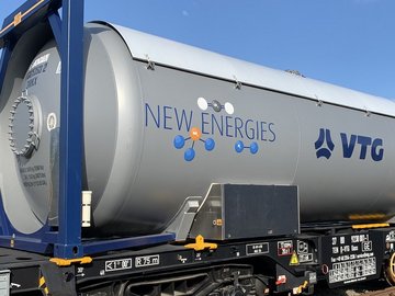 Grey tankcontainer on waggon